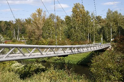 Ocelová lávka pro pěší a cyklisty přes řeku Ostravici a železniční koridor v Ostravě 